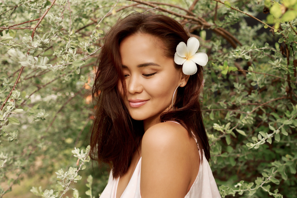 Signification de la fleur de Tiaré dans les cheveux des Polynésiennes